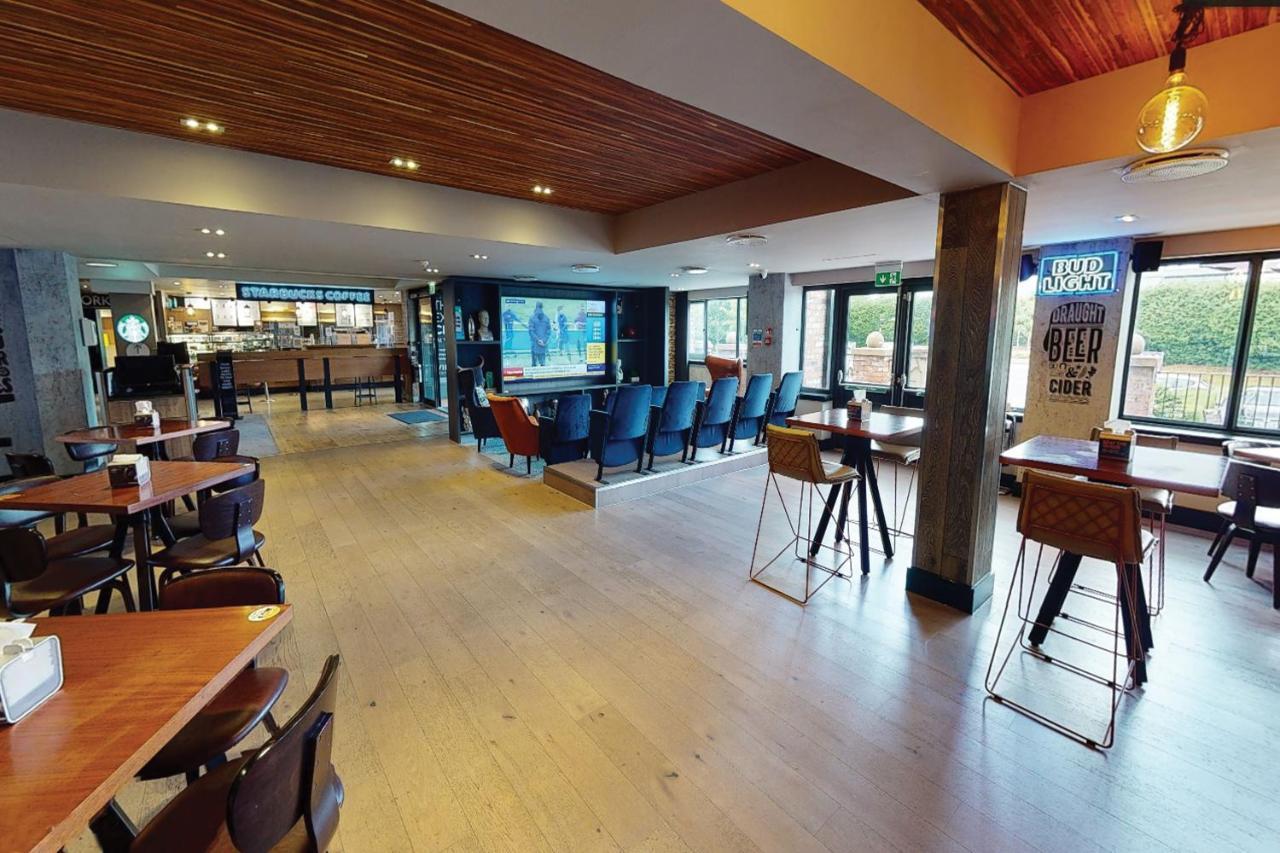 Village Hotel Warrington Eksteriør bilde