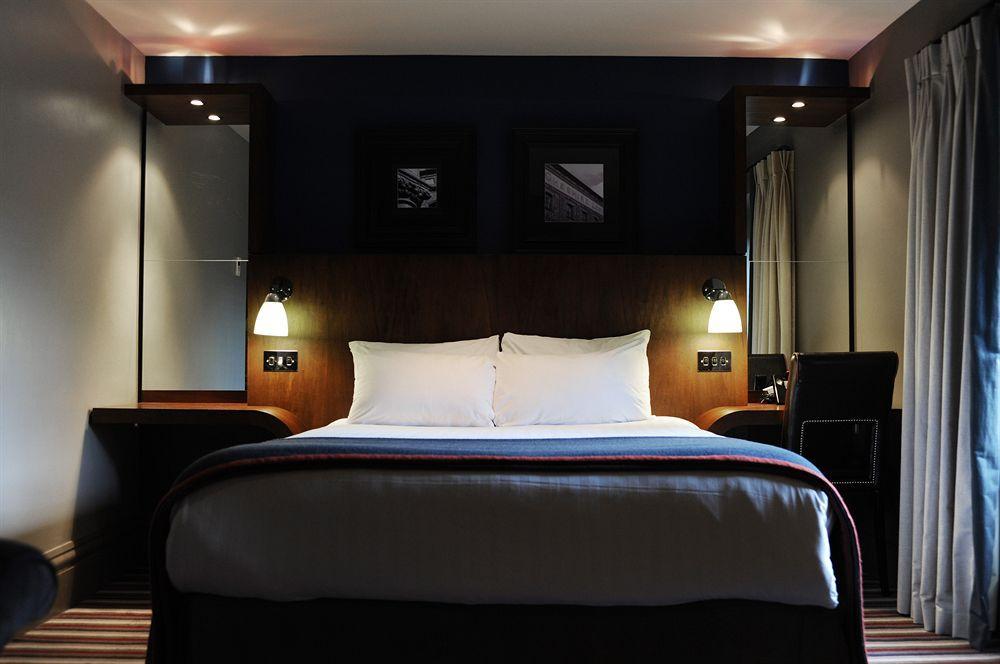 Village Hotel Warrington Eksteriør bilde