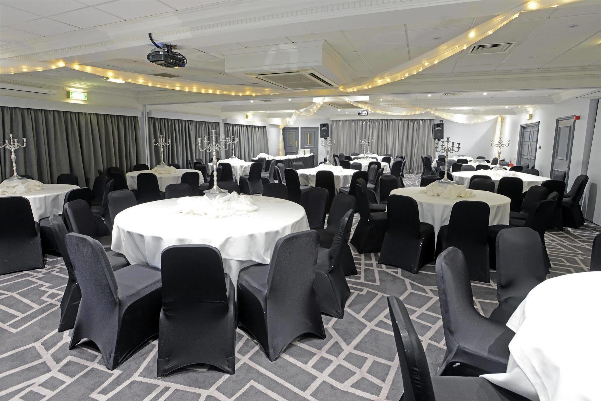 Village Hotel Warrington Eksteriør bilde