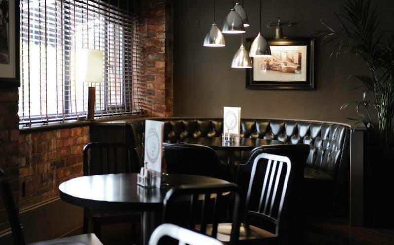 Village Hotel Warrington Eksteriør bilde